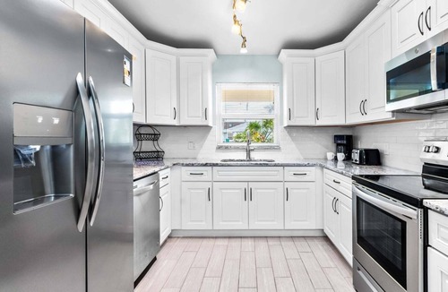 Indialantic House | Indialantic Oasis | 2BR, Outdoor Screened-in Patio & BBQ Grill! 🌴🌊
