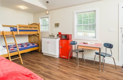 Dahlonega House | Indian Hills Retro Motel Suite H