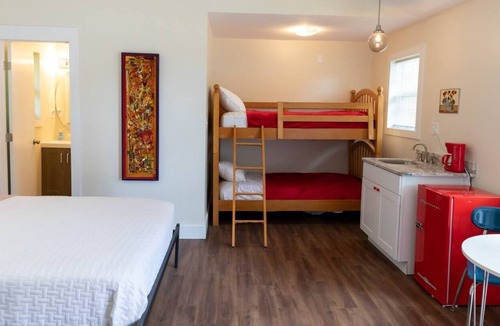 Dahlonega House | Indian Hills Retro Motel Suite H