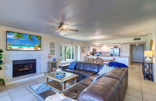 Indian Rocks Beach Condo | Indian Rocks Beachfront Condo-steps to sand & restaurants/shopping, 2 pkg spots
