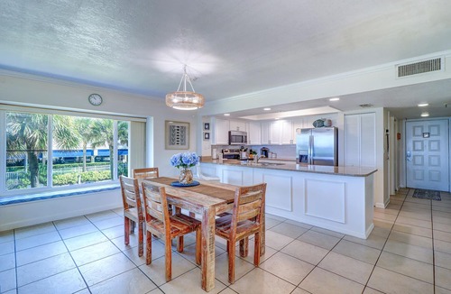 Indian Rocks Beach Condo | Indian Rocks Beachfront Condo-steps to sand & restaurants/shopping, 2 pkg spots