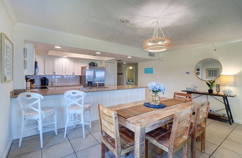 Indian Rocks Beach Condo | Indian Rocks Beachfront Condo-steps to sand & restaurants/shopping, 2 pkg spots