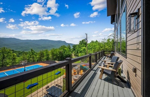 Pittman Center Cabin | Indoor Pool, Private Pickleball, Views: Sleeps 18