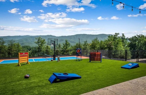 Pittman Center Cabin | Indoor Pool, Private Pickleball, Views: Sleeps 18