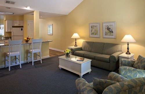 Shipyard Plantation Resort | Inside The Shipyard gated community near Coligny Beach, Sleeps 6: 2BR/2BA, Bikes