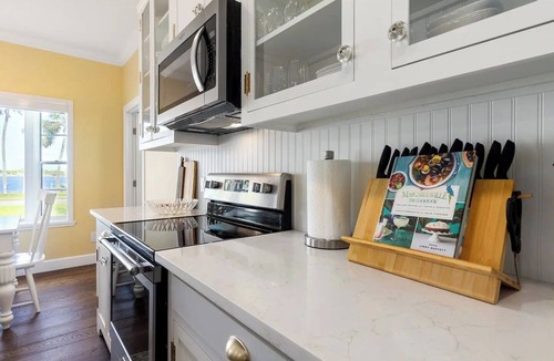 Elizabeth Mcbrides Raulersons House | Intracoastal Waterfront Retreat, Sleeps 10