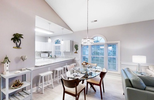 Myrtle Beach Condo | Inviting 3rd floor condo with pool, fitness area, golf, central AC, & W/D