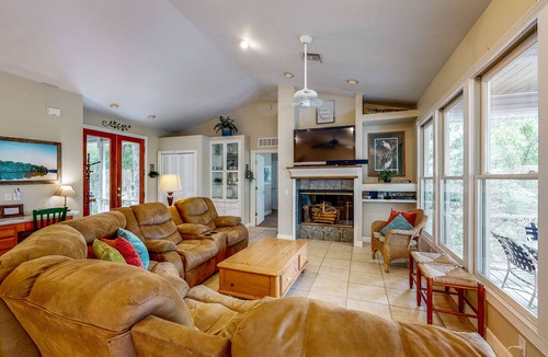 Bell House | Inviting dog-friendly home + bungalow w/ boat ramp