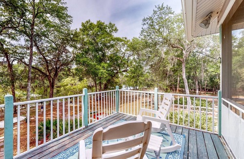 Bell House | Inviting dog-friendly home + bungalow w/ boat ramp