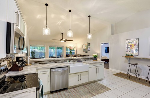 Jensen Beach House | Inviting Jensen Beach Home w/Screened-In Patio!