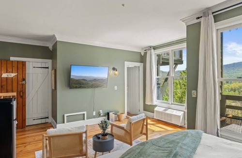 Townsend Hotel | Iris Spring Room - Mountain Views, Balcony, Fireplace