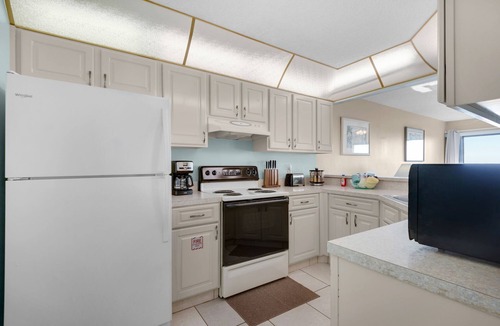 Biltmore Beach Condo | Irresistible! 3rd Floor, 5 Star Beach Front! Early 1:30p check in! Beach setup
