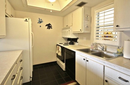 Fort Myers Beach Condo | Island House Beach Club 4A - Cozy Condo with Open Lanai and Great Amenities!