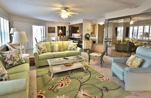 Fort Myers Beach Condo | Island House Beach Club 4A - Cozy Condo with Open Lanai and Great Amenities!