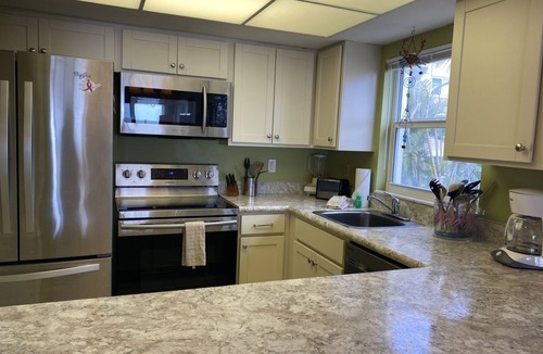 Fort Myers Beach Condo | Island House Beach Club 1B - Beautiful Beachfront Condo