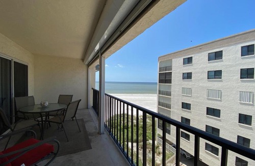 Fort Myers Beach House | Island House Beach Club 5E - Tropical condo with balcony