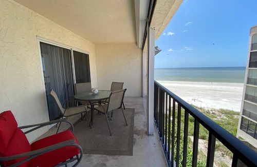 Fort Myers Beach House | Island House Beach Club 5E - Tropical condo with balcony