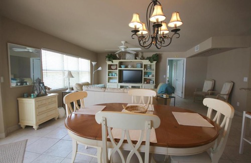 Fort Myers Beach House | Island House Beach Club 5E - Tropical condo with balcony