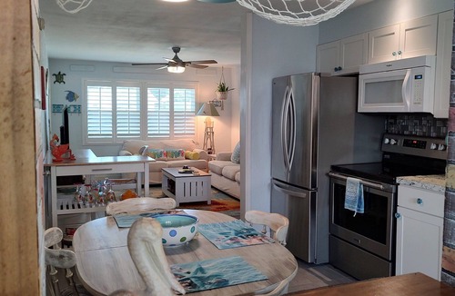 Ormond Ocean Gard House | Island life, tiki deck, short walk to beach and parks, close to shopping