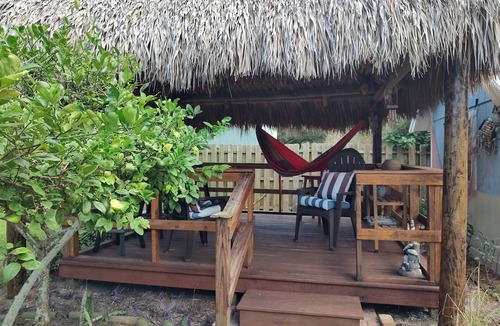 Ormond Ocean Gard House | Island life, tiki deck, short walk to beach and parks, close to shopping