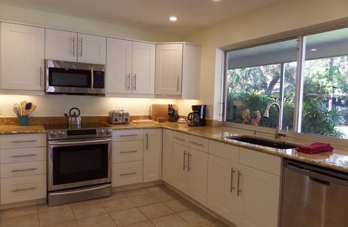 Central Beach House | Island Living, Within Walking Distance To Beach Restaurants Shops Parks Marina