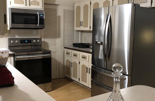 Central Beach House | Island Living, Within Walking Distance To Beach Restaurants Shops Parks Marina