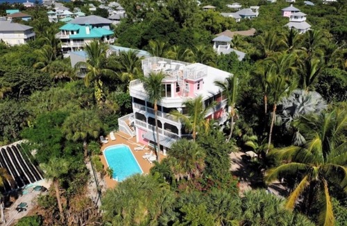 Jose's Hideaway House | Island Queen, Luxury in Paradise, 200ft to Beach