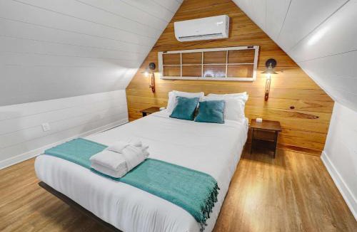 Charleston House | Island Retreat - Great for Large Groups