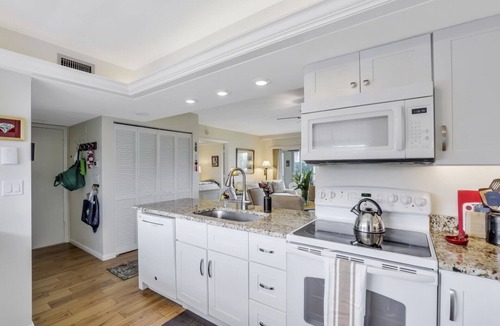 Marco Island Condo | Island-style condo w/pool, spa & steps to beach
