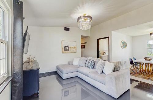 Ridge Wood Heights House | Its All There in Black and White