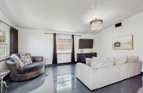 Ridge Wood Heights House | Its All There in Black and White