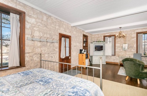 Fredericksburg Hotel | Itz Inn Back Courtyard Suite | Sleeps 2 | Next to Hondo's On Main Street