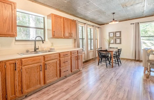 Newnata Cabin | Jack's Bend-bluff side retreat on South Sylamore Creek with fire pit & deck