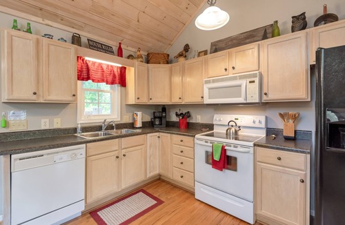 West Jefferson Cottage | Jackson's Ridge Overlooking New River | Covered Hot Tub | Dog-Friendly
