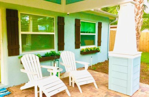 Arlington House | Jacksonville Blue Bungalow Retreat Comfortable 2 Bedroom Haven