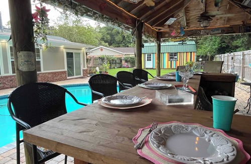 North Northwest Pensacola House | Jan's Oasis Family Retreat Pool, Bar, Games & Fun!