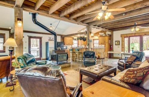 Jasper House | Jasper '7 Timbers' Cabin on 10 Acres w/a Creek!