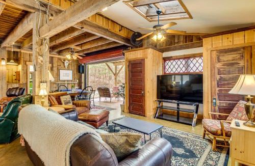 Jasper House | Jasper '7 Timbers' Cabin on 10 Acres w/a Creek!