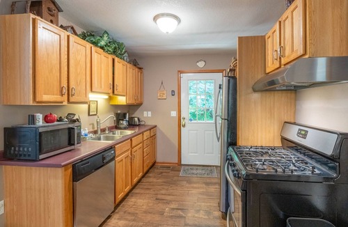 Bryson City Cabin | Jenny's Cabin-Hot Tub - WIFI - covered deck