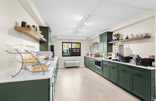 Tinton Falls Hotel | Jersey Shore King Room Bar, Pool & Gym