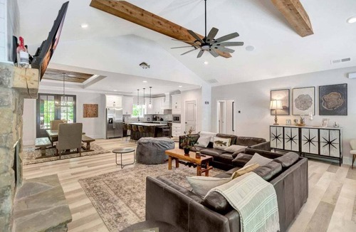 Salem House | Jocassee Retreat - .5 miles from Lake Jocassee