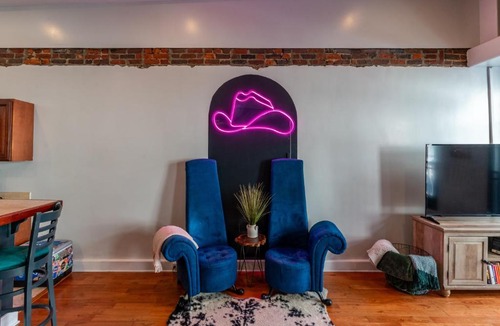 Downtown Knoxville Apartment | Jolene's Hideout - Noise Notice Wed-Sun