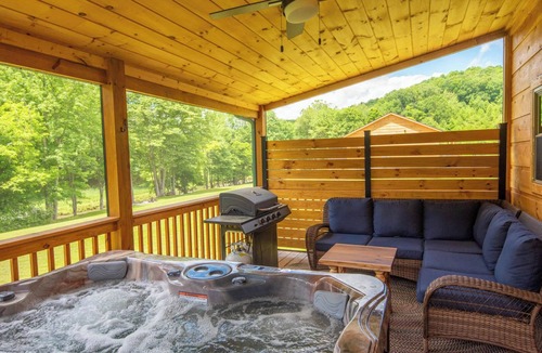 Creston Cabin | Jones River Cabin | Riverfront Stay with Hot Tub | Near West Jefferson