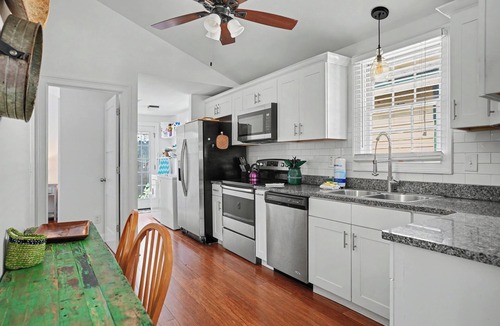Beach Institute Cottage | Jones Street and Troup Square Adjacent- 2 bed cottage - Pet Friendly