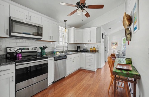 Beach Institute Cottage | Jones Street and Troup Square Adjacent- 2 bed cottage - Pet Friendly