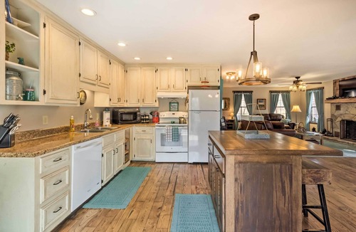 Franklin House | 'Joshua’s Lodge' w/Hot Tub + Mountain Views!