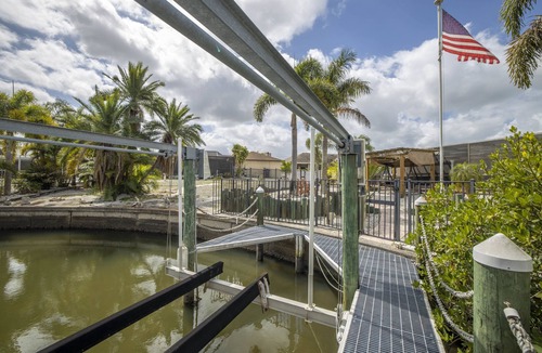 Apollo Beach Villa | Joyful Waterfront Heated Pool 30d+ discount 3b-2bth full of games