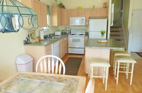 North End Condo | JUNE & AUGUST WEEKS OPEN! BEACH CONDO 3BD&2BA, PORCH, PARKING 6 BEACH TAGS&BIKES