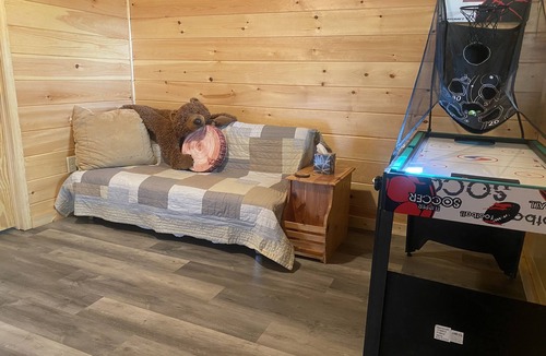 Young Harris Cabin | June Specials, Clean! Hot Tub, Master On Main, 3 Baths!