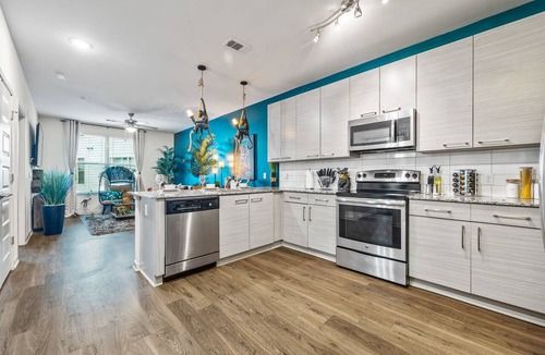 Downtown Decatur Apartment | Jungle on the Square – Luxury 1BR w/Rooftop Lounge, Pool & Gym Access